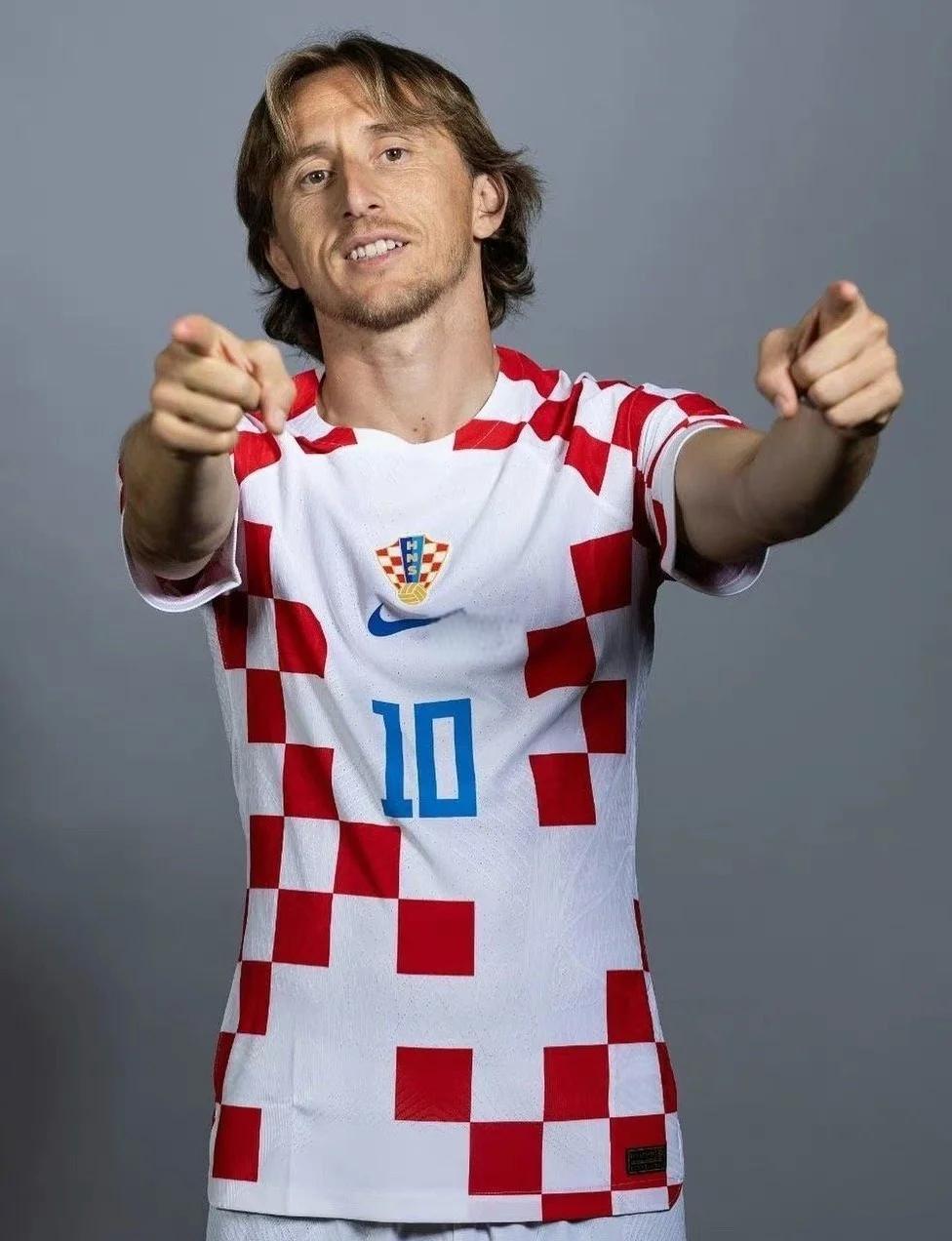 记者：于汉超正在参加B级教练培训班，下赛季将担任申花助教